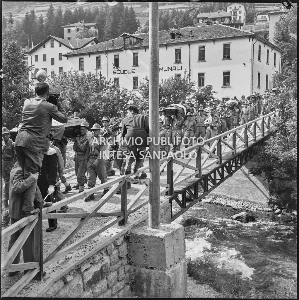 Corteo funebre degli Alpini morti nella tragedia del passo del Gavia per le strade di Ponte di Legno; in primo piano alcuni fotoreporter<br>222132