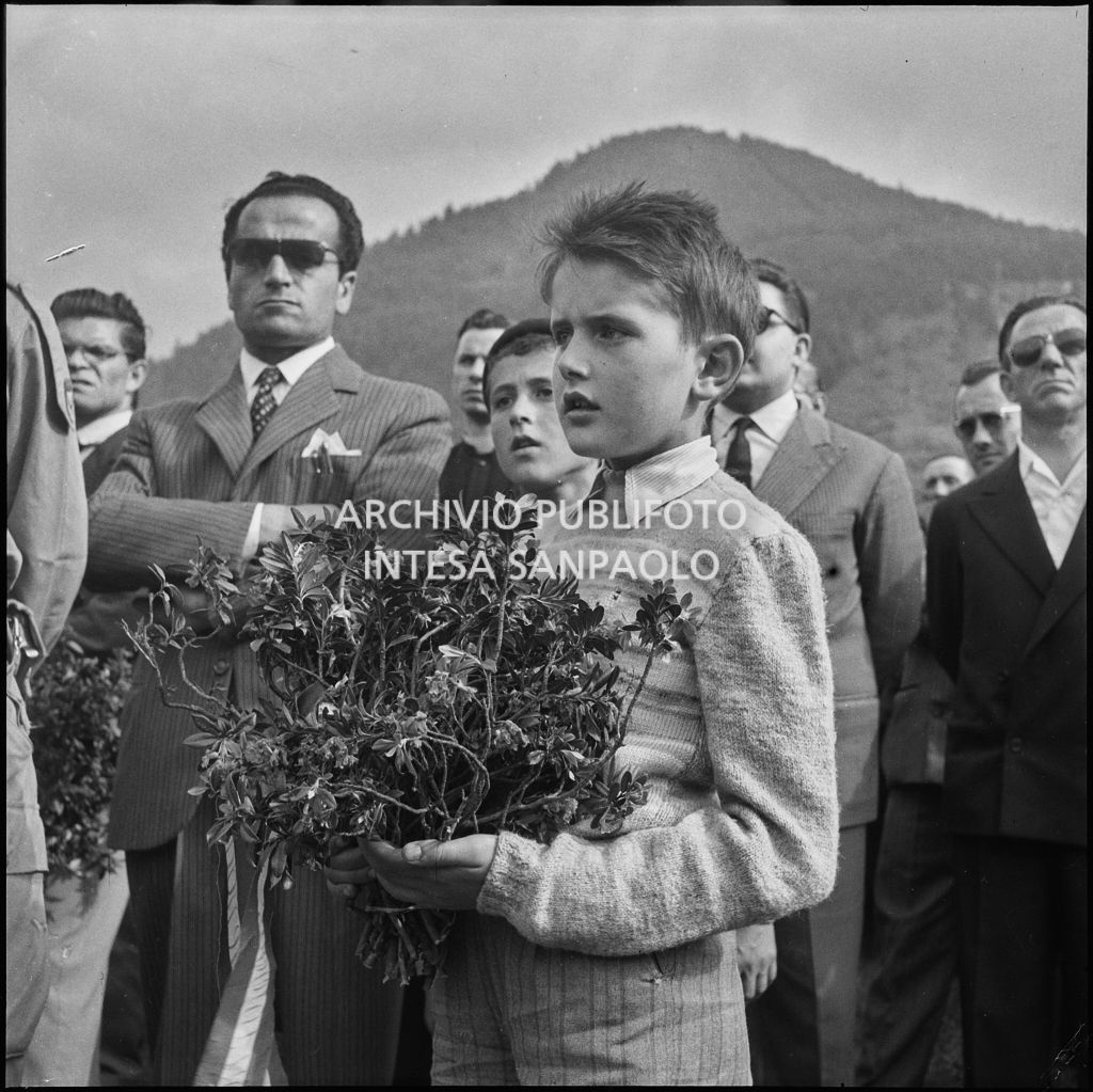 Un bambino con in mano un mazzo di fiori al funerale degli Alpini vittime della tragedia del passo del Gavia<br>222134