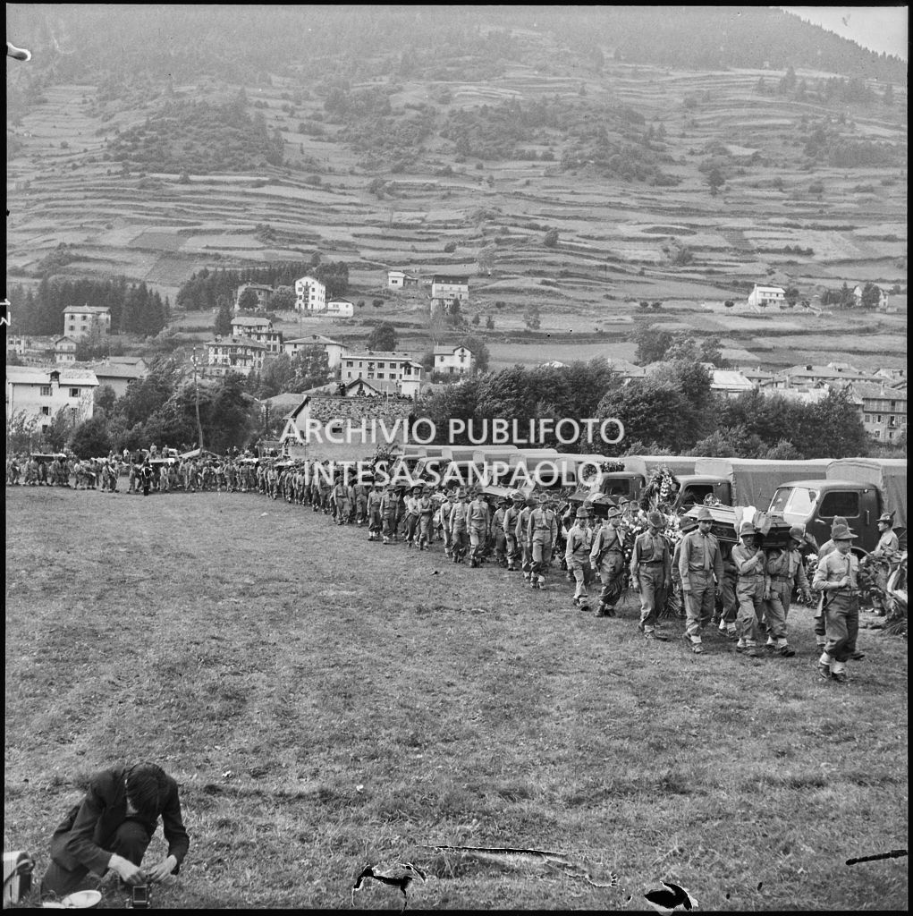 Corteo funebre e autocarri dell'esercito pronti per il ritorno a casa delle salme degli Alpini vittime della tragedia del passo del Gavia<br>222135