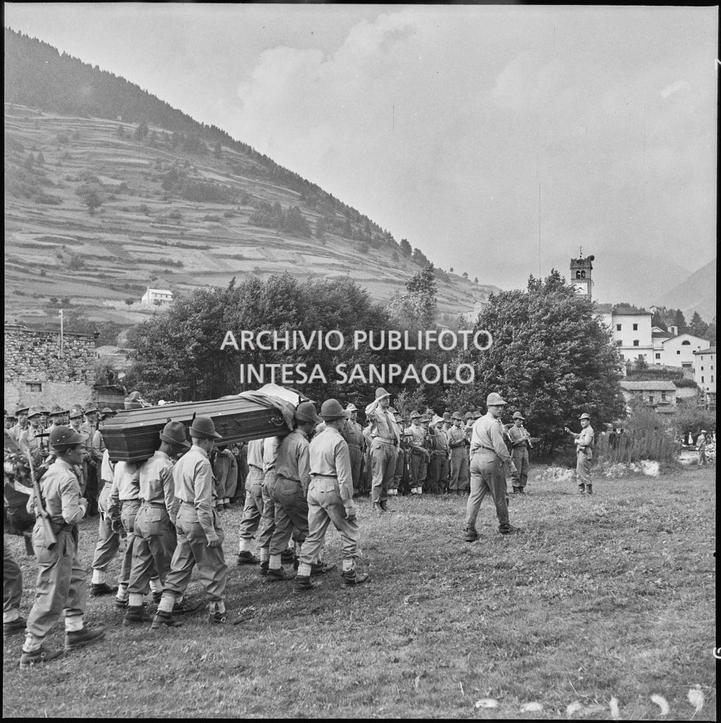 Corteo funebre degli Alpini morti nella tragedia del passo del Gavia<br>222138