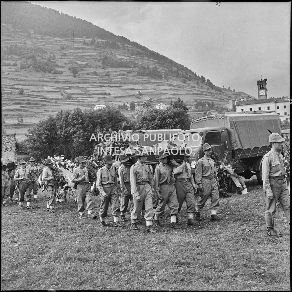 Corteo funebre e autocarri dell'esercito pronti per il ritorno a casa delle salme degli Alpini vittime della tragedia del passo del Gavia<br>222139