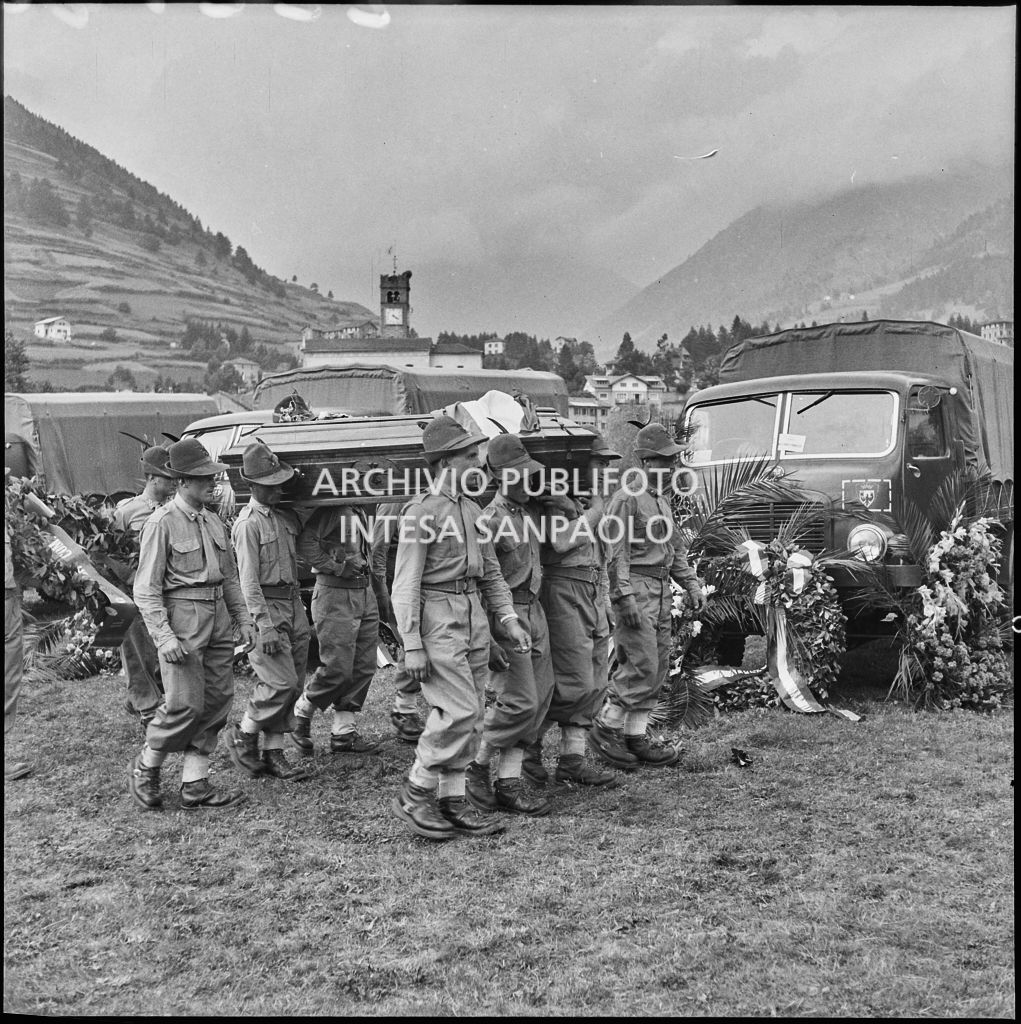 Alcuni Alpini trasportano la bara di un commilitone, morto nella tragedia del passo del Gavia, all'autocarro dell'esercito che lo riporterà a casa<br>222140