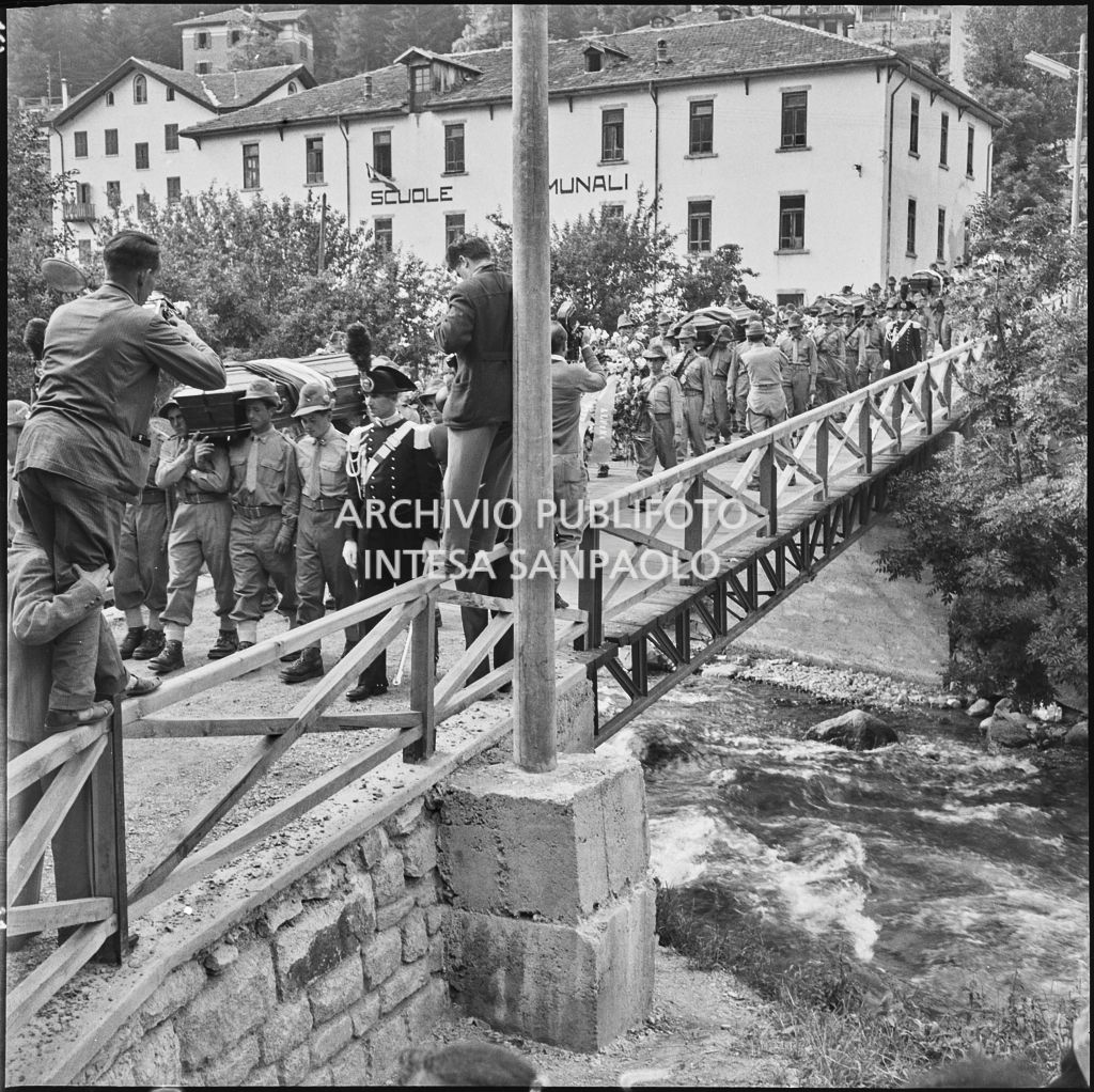 Corteo funebre degli Alpini morti nella tragedia del passo del Gavia per le strade di Ponte di Legno; in primo piano alcuni fotoreporter<br>222142