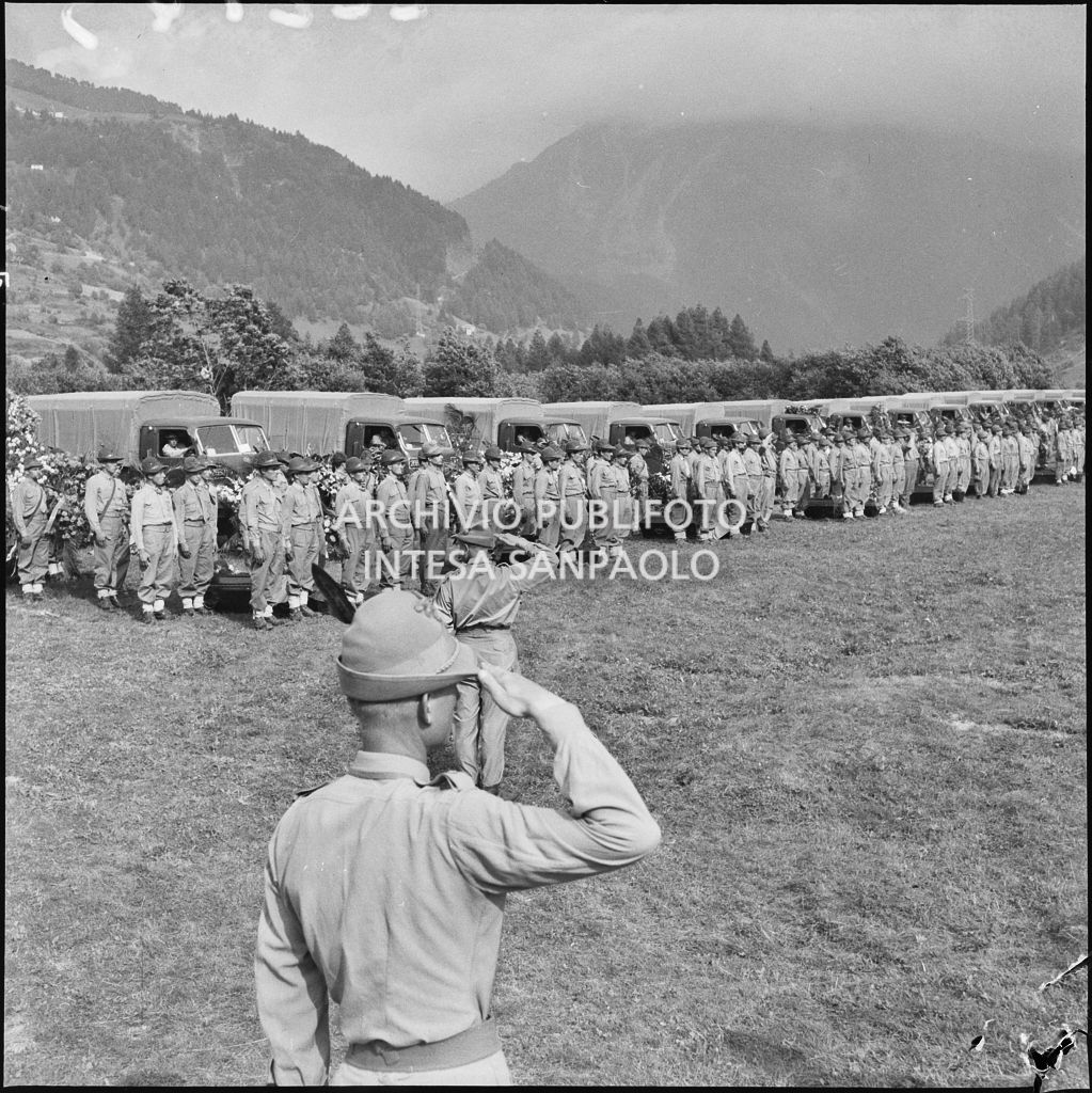 Autocarri dell'esercito pronti per il ritorno a casa delle salme degli Alpini vittime della tragedia del passo del Gavia<br>222143