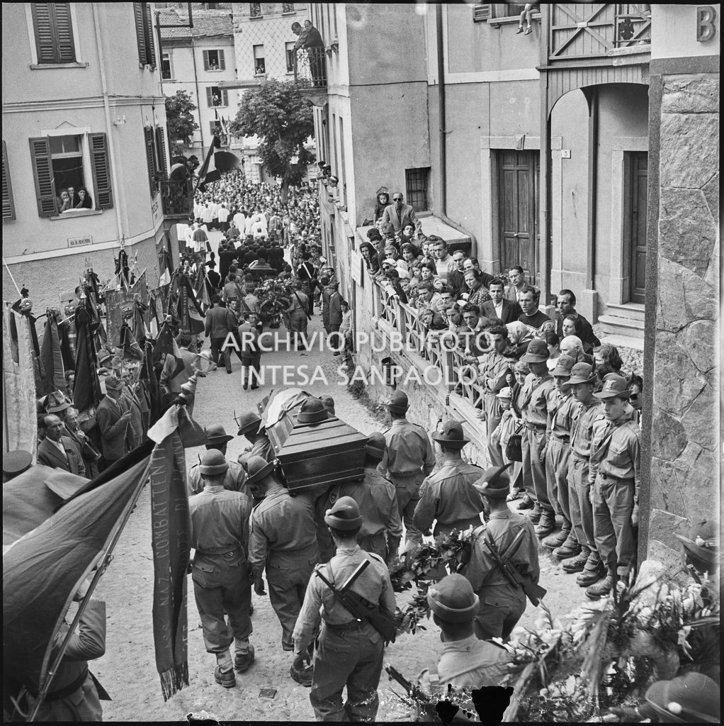 Corteo funebre degli Alpini morti nella tragedia del passo del Gavia per le strade di Ponte di Legno<br>222145
