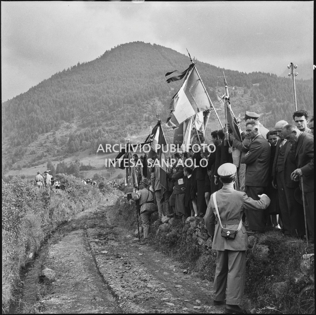 Partecipanti al corteo funebre degli Alpini morti nella tragedia del passo del Gavia per le strade di Ponte di Legno<br>222146