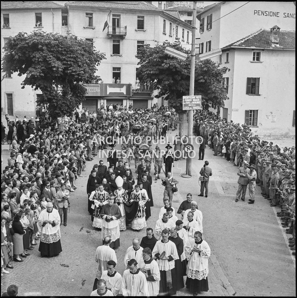 Corteo funebre degli Alpini morti nella tragedia del passo del Gavia per le strade di Ponte di Legno<br>222147