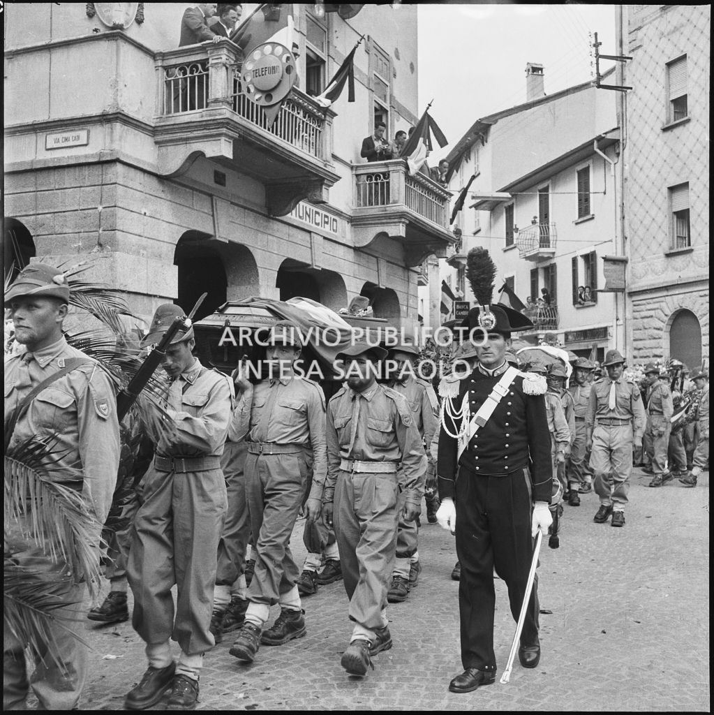Corteo funebre degli Alpini morti nella tragedia del passo del Gavia davanti al palazzo del comune di Ponte di Legno<br>222148