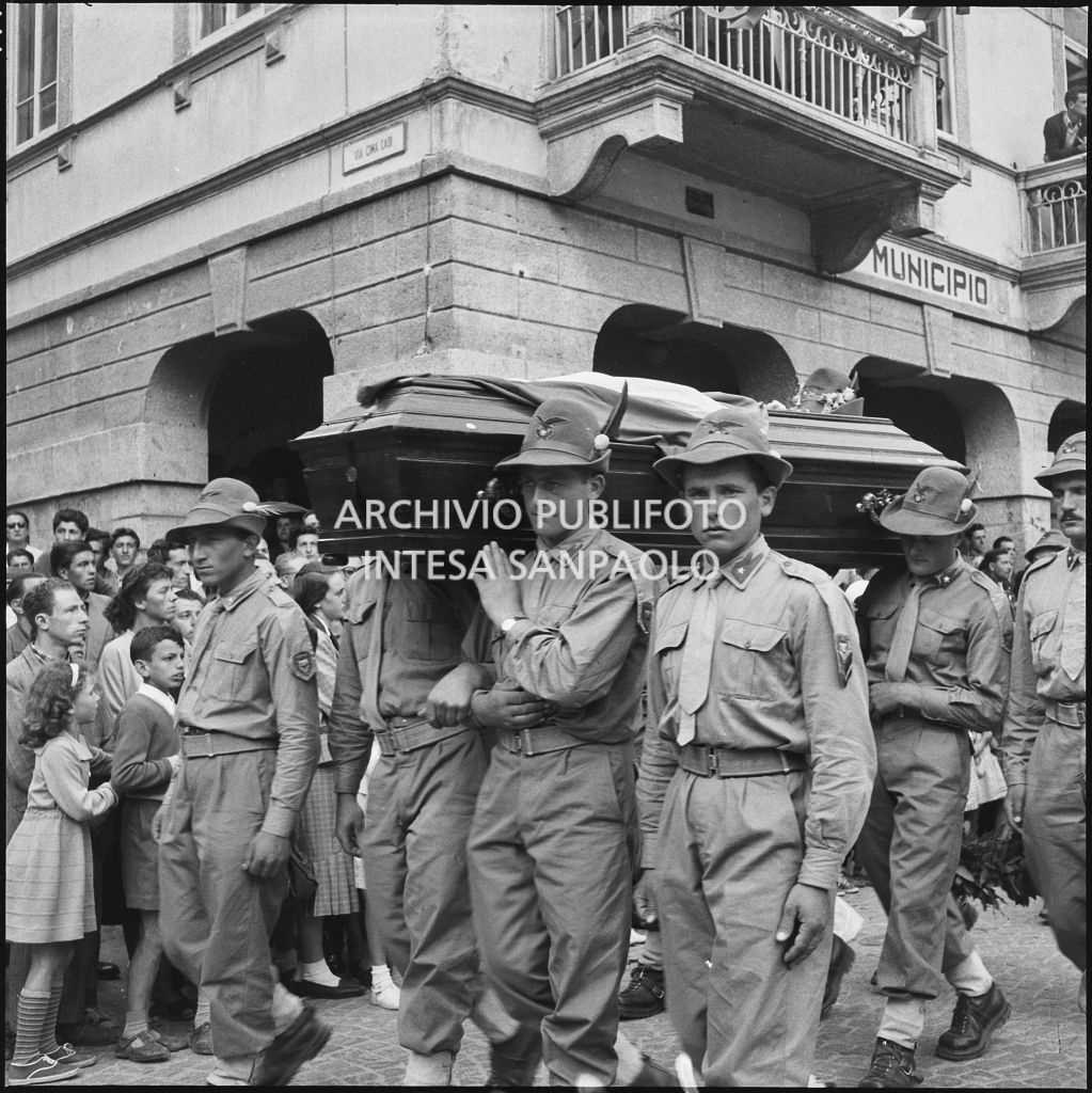 Corteo funebre degli Alpini morti nella tragedia del passo del Gavia per le vie di Ponte di Legno<br>222149