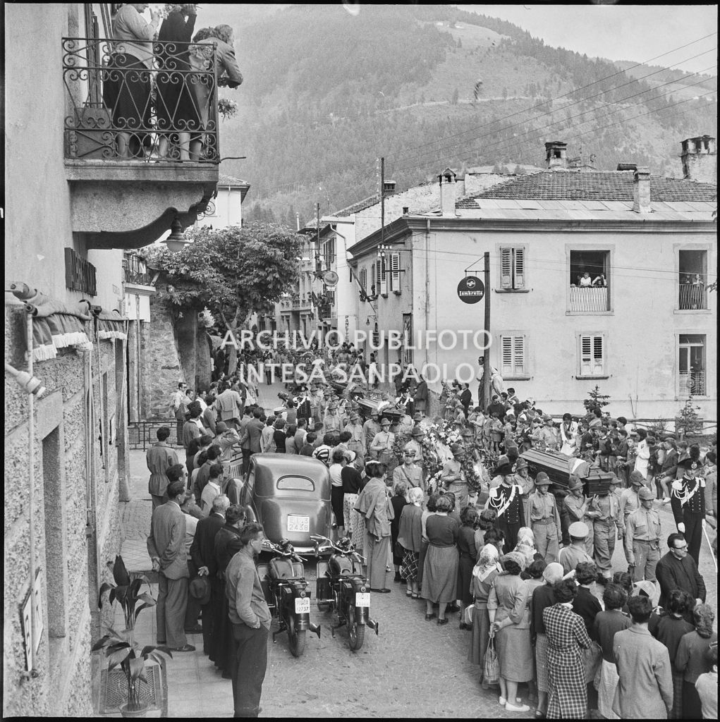 Corteo funebre degli Alpini morti nella tragedia del passo del Gavia per le vie di Ponte di Legno<br>222150