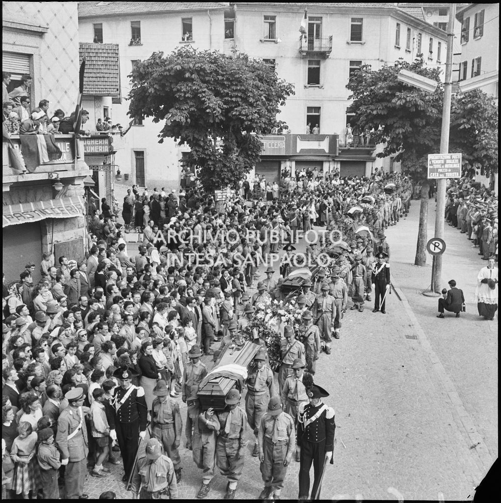Corteo funebre degli Alpini morti nella tragedia del passo del Gavia per le vie di Ponte di Legno gremite di gente<br>222151