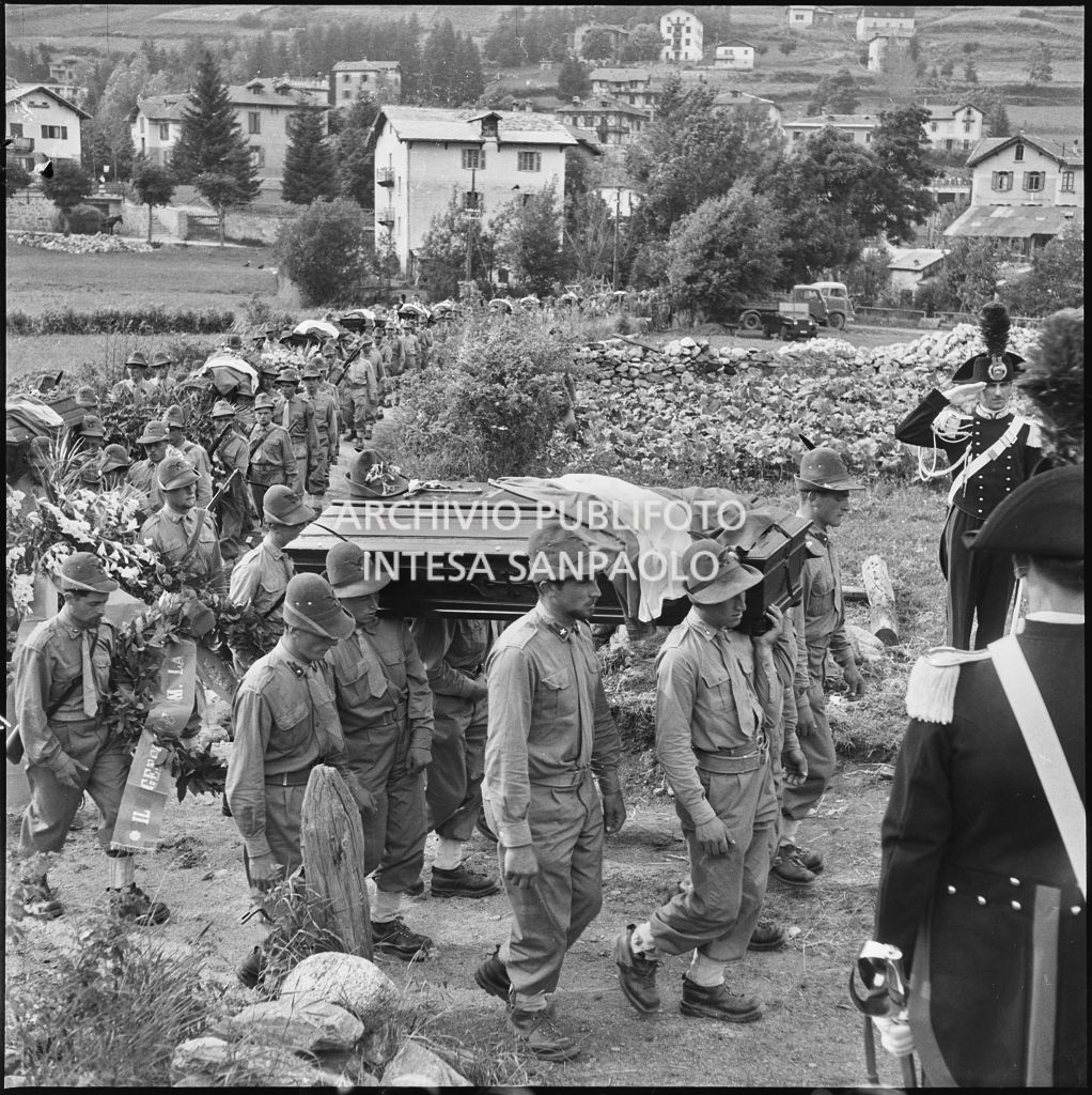 Corteo funebre degli Alpini morti nella tragedia del passo del Gavia<br>222152