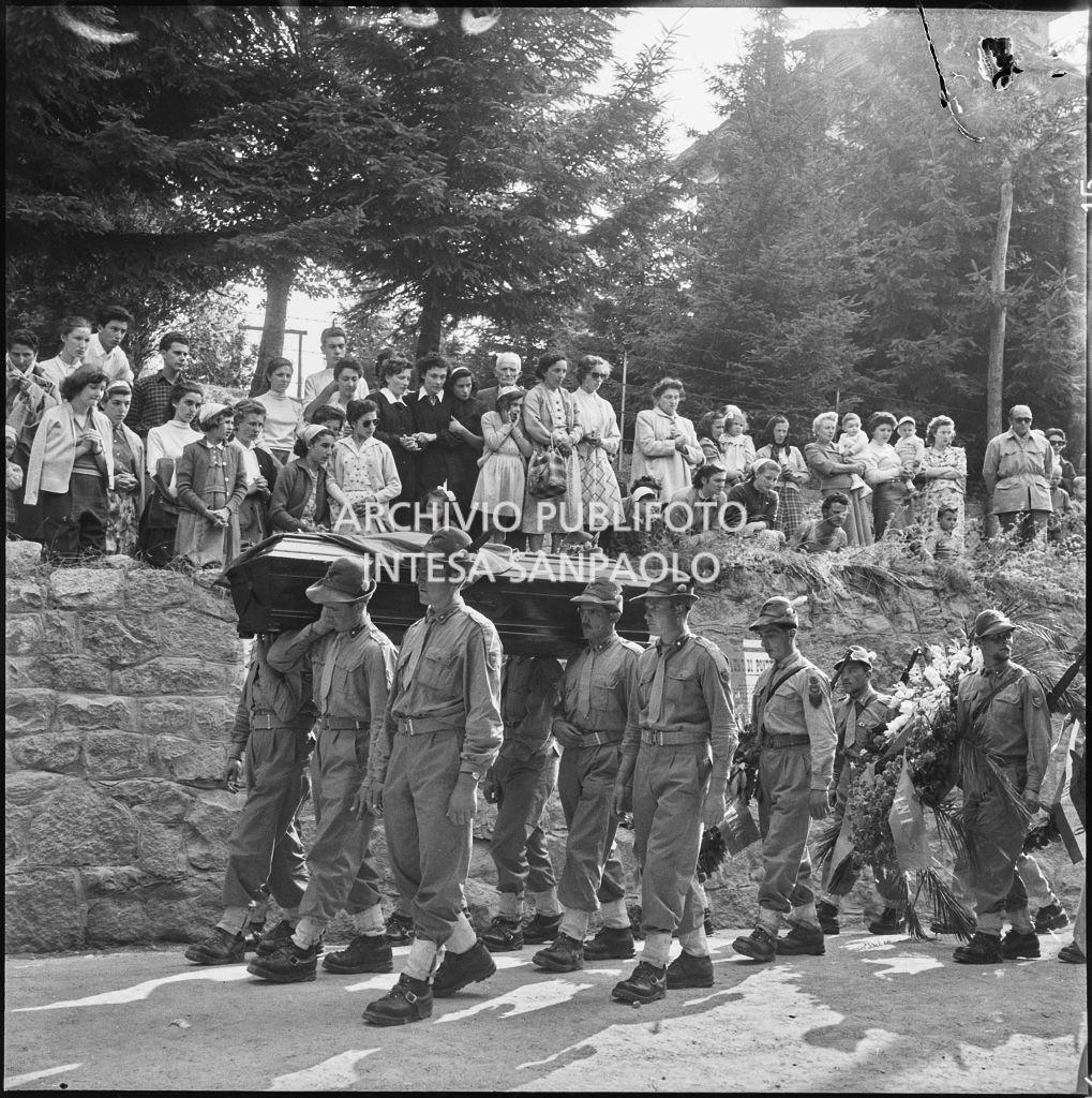 Corteo funebre degli Alpini morti nella tragedia del passo del Gavia per le vie di Ponte di Legno gremite di gente<br>222153