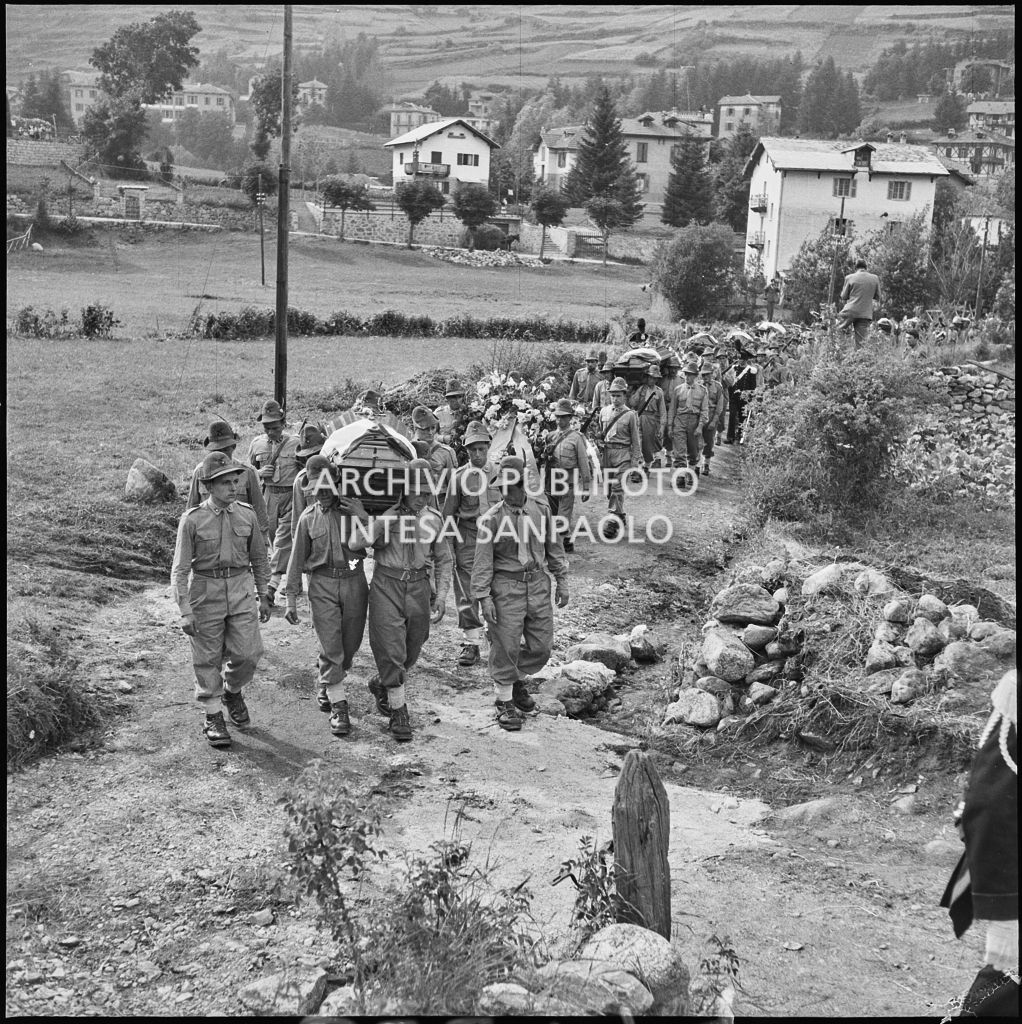 Corteo funebre degli Alpini morti nella tragedia del passo del Gavia<br>222154