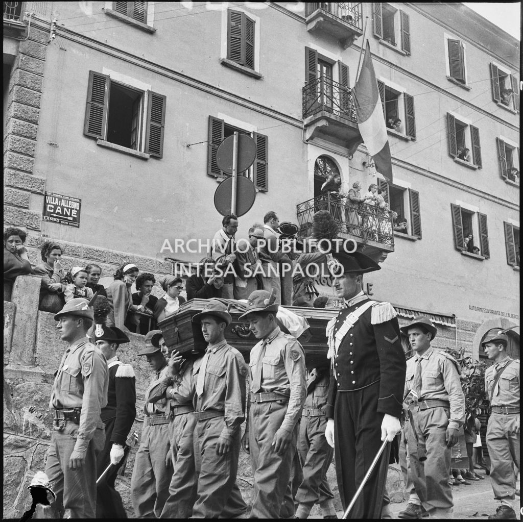 Corteo funebre degli Alpini morti nella tragedia del passo del Gavia per le vie di Ponte di Legno gremite di gente<br>222155