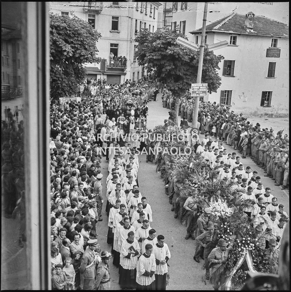 Corteo funebre degli Alpini morti nella tragedia del passo del Gavia per le vie di Ponte di Legno gremite di gente<br>222156
