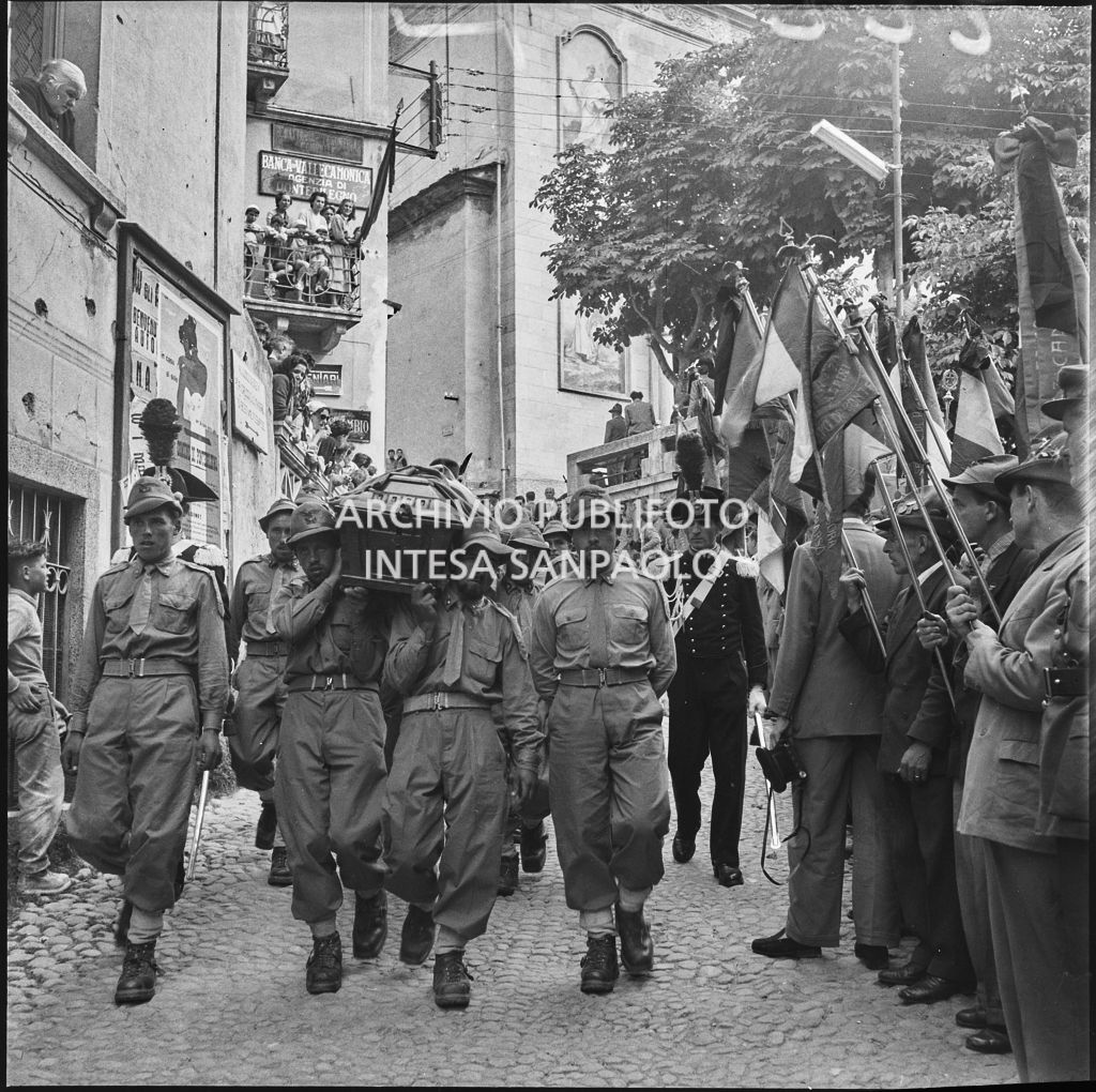 Corteo funebre degli Alpini morti nella tragedia del passo del Gavia per le vie di Ponte di Legno<br>222157