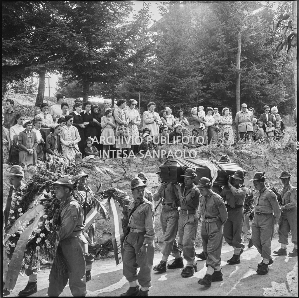 Corteo funebre degli Alpini morti nella tragedia del passo del Gavia per le vie di Ponte di Legno gremite di gente<br>222158