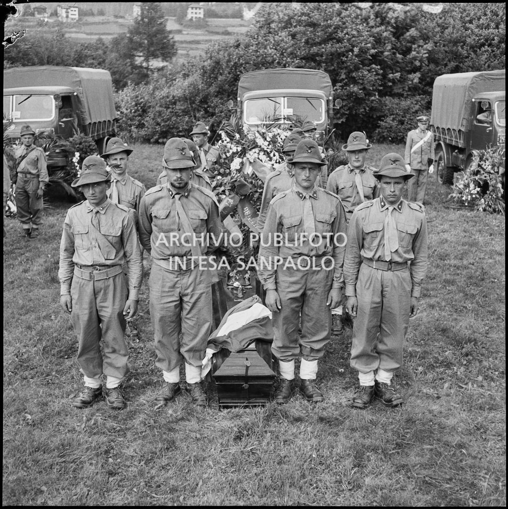 Commilitoni accanto alla bara di un Alpino morto nella tragedia del passo del Gavia al termine del corteo funebre a Ponte di Legno<br>222159