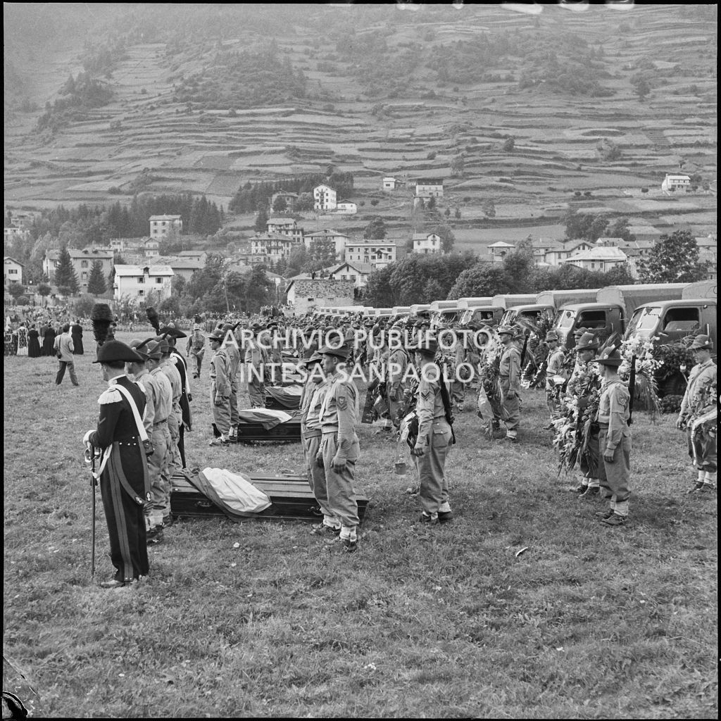Commilitoni accanto alle bare degli Alpini morti nella tragedia del passo del Gavia al termine del corteo funebre a Ponte di Legno<br>222160