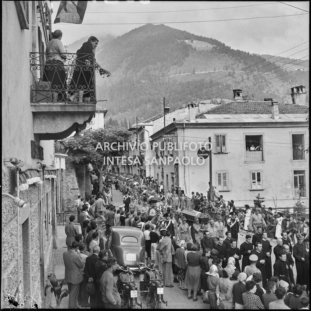 Corteo funebre degli Alpini morti nella tragedia del passo del Gavia per le vie di Ponte di Legno gremite di gente<br>222161