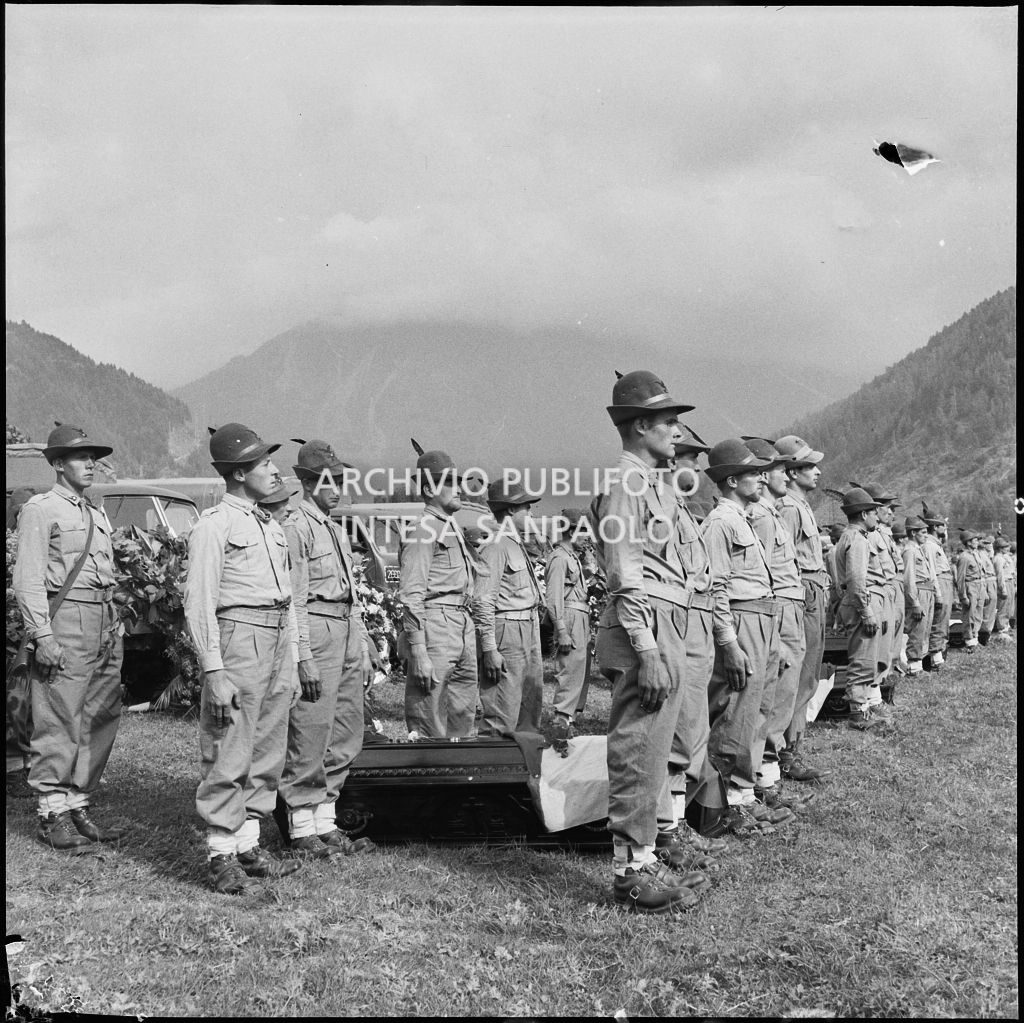 Commilitoni accanto alle bare degli Alpini morti nella tragedia del passo del Gavia al termine del corteo funebre a Ponte di Legno<br>222162