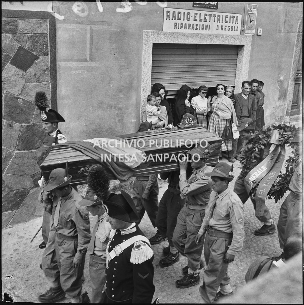Corteo funebre degli Alpini morti nella tragedia del passo del Gavia per le vie di Ponte di Legno<br>222163