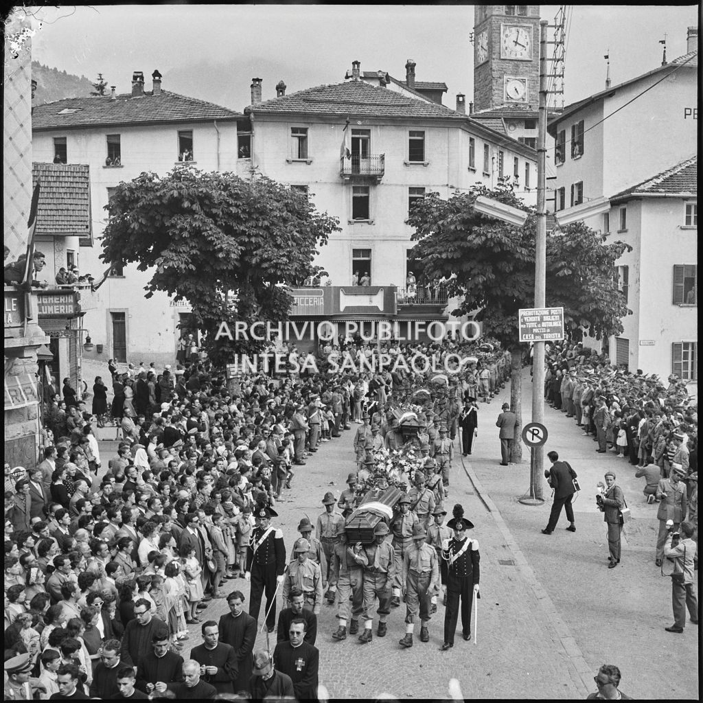 Corteo funebre degli Alpini morti nella tragedia del passo del Gavia per le vie di Ponte di Legno gremite di gente<br>222164