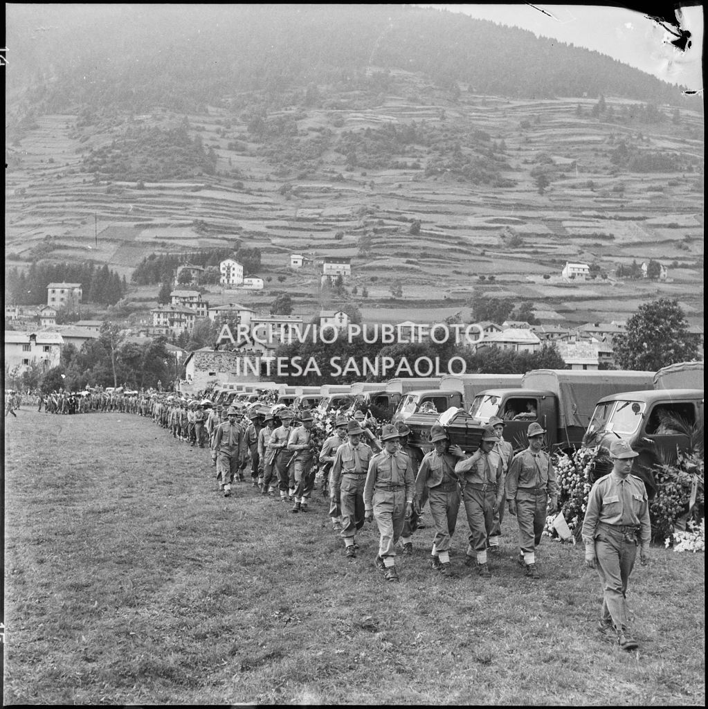 Corteo funebre ed autocarri dell'esercito pronti per il ritorno a casa delle salme degli Alpini vittime della tragedia del passo del Gavia<br>222165