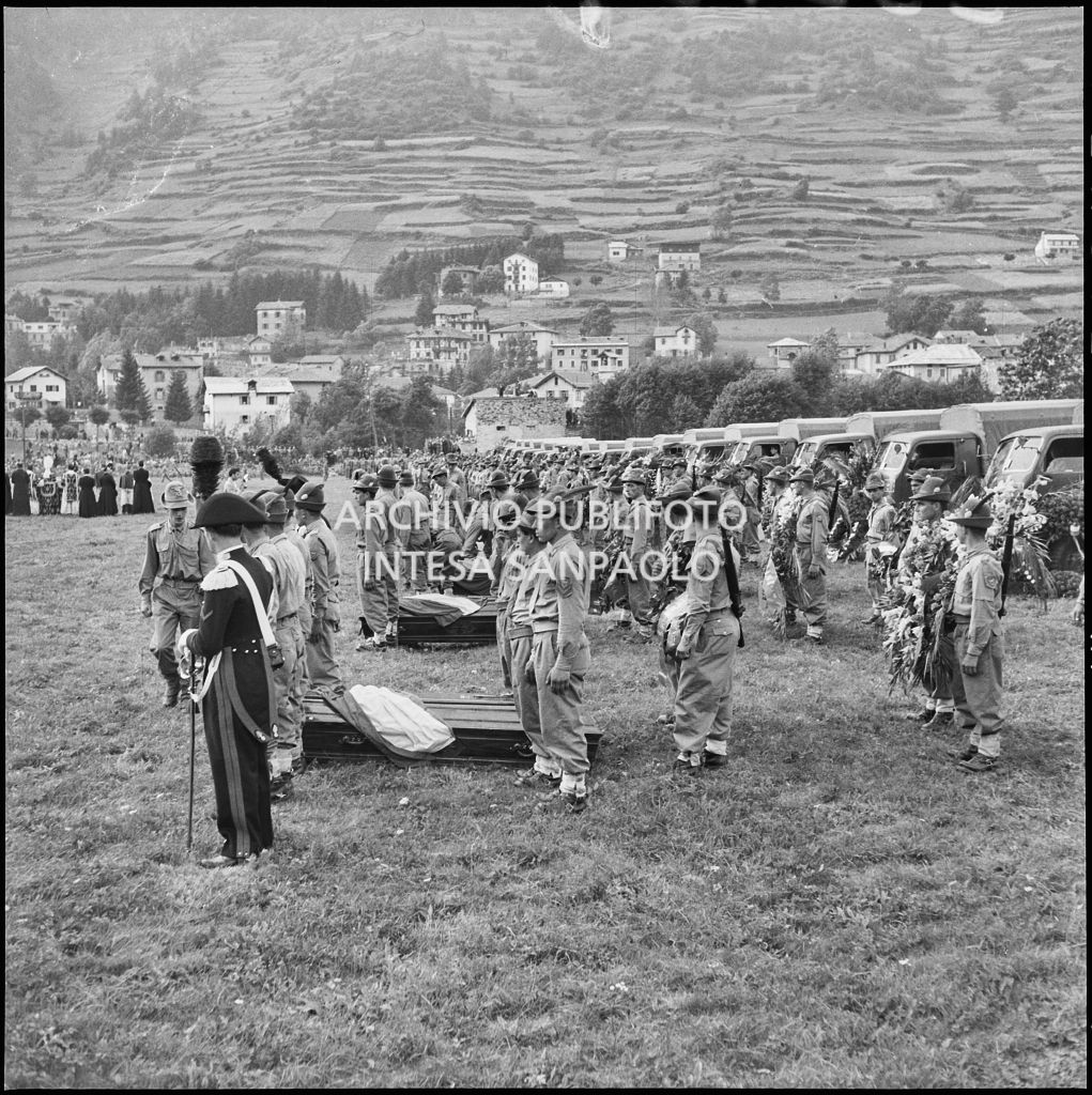 Commilitoni accanto alle bare degli Alpini morti nella tragedia del passo del Gavia al termine del corteo funebre a Ponte di Legno<br>222166