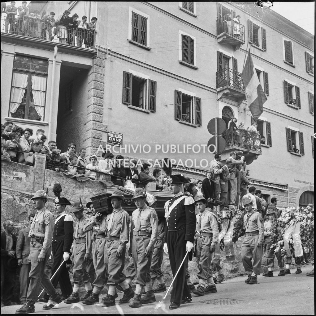 Corteo funebre degli Alpini morti nella tragedia del passo del Gavia per le vie di Ponte di Legno gremite di gente<br>222168
