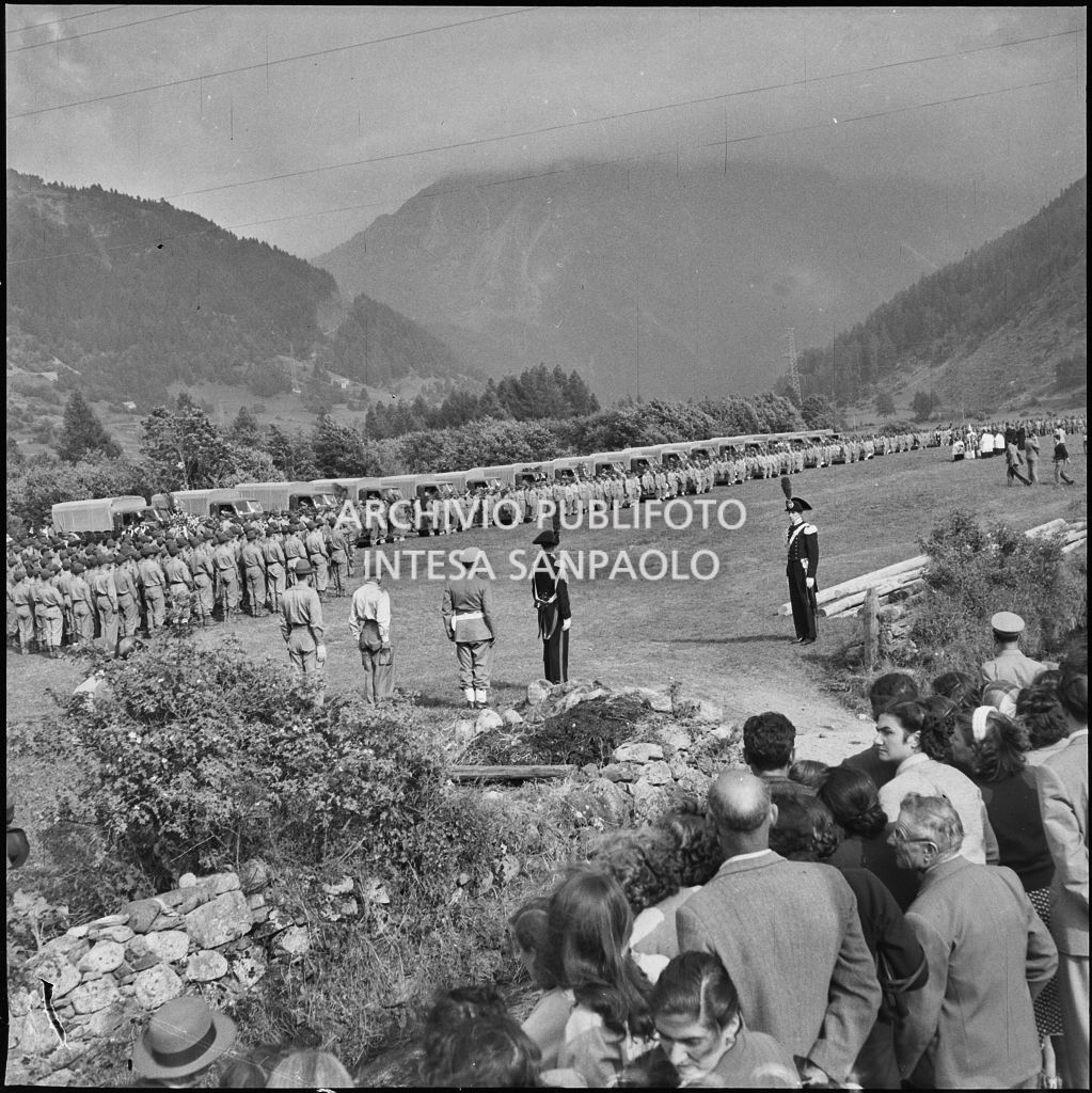 Autocarri dell'esercito pronti per il ritorno a casa delle salme degli Alpini vittime della tragedia del passo del Gavia al termine del funerale e del corteo funebre svoltisi a Ponte di Legno<br>222170