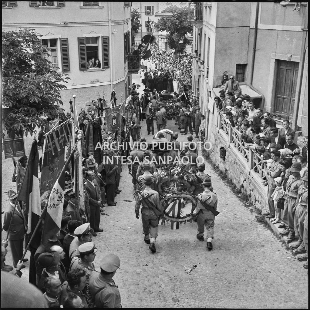 Corteo funebre degli Alpini morti nella tragedia del passo del Gavia per le vie di Ponte di Legno gremite di gente<br>222171