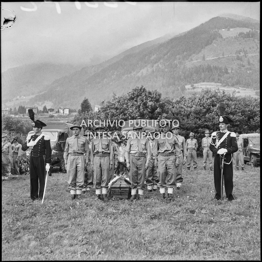 Commilitoni accanto alla bara di un Alpino morto nella tragedia del passo del Gavia al termine del corteo funebre a Ponte di Legno<br>222172