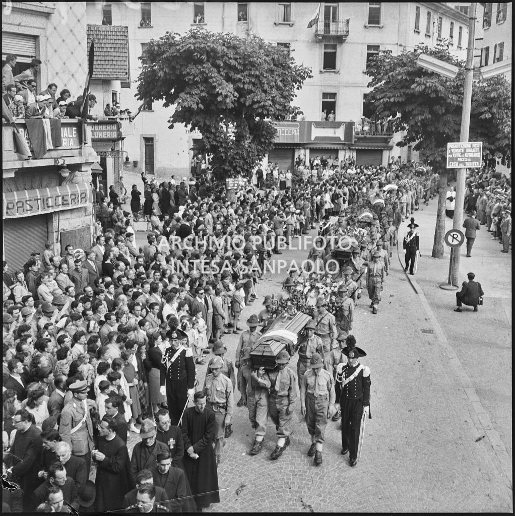 Corteo funebre degli Alpini morti nella tragedia del passo del Gavia per le vie di Ponte di Legno gremite di gente<br>222174
