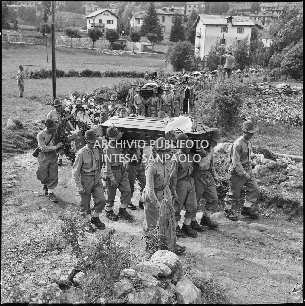 Corteo funebre degli Alpini morti nella tragedia del passo del Gavia per le vie di Ponte di Legno<br>222175