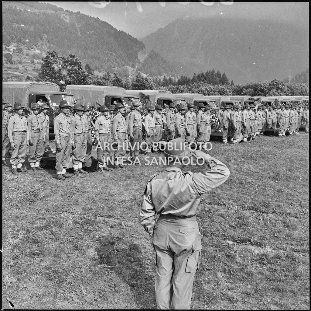 Commilitoni accanto alle bare degli Alpini morti nella tragedia del passo del Gavia al termine del corteo funebre a Ponte di Legno<br>222176