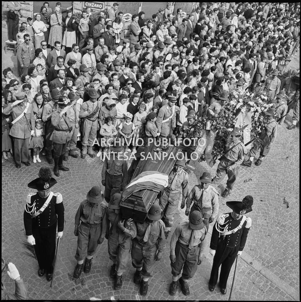 Corteo funebre degli Alpini morti nella tragedia del passo del Gavia per le vie di Ponte di Legno gremite di gente<br>222177