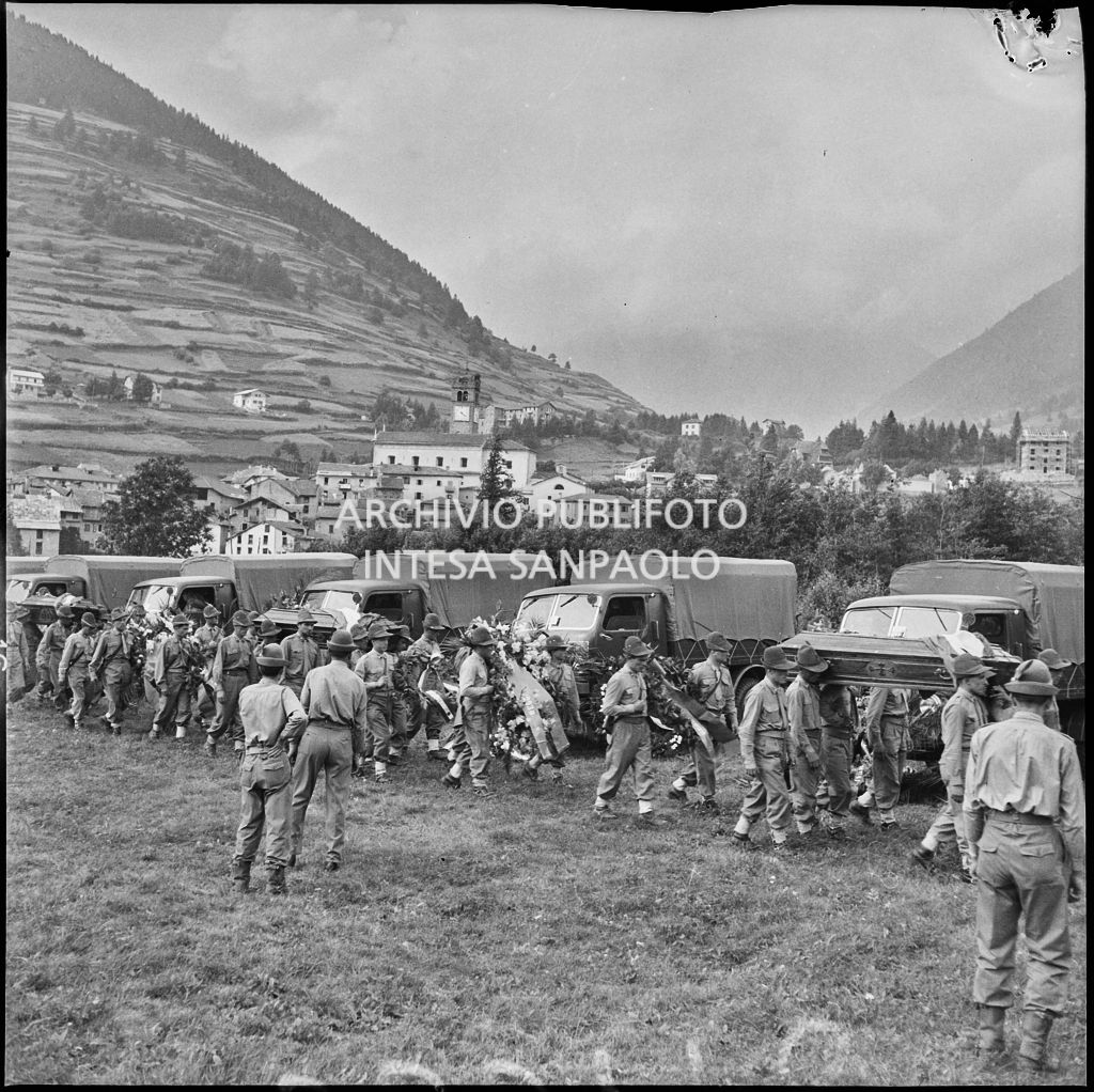 Corteo funebre ed autocarri dell'esercito pronti per il ritorno a casa delle salme degli Alpini vittime della tragedia del passo del Gavia<br>222178
