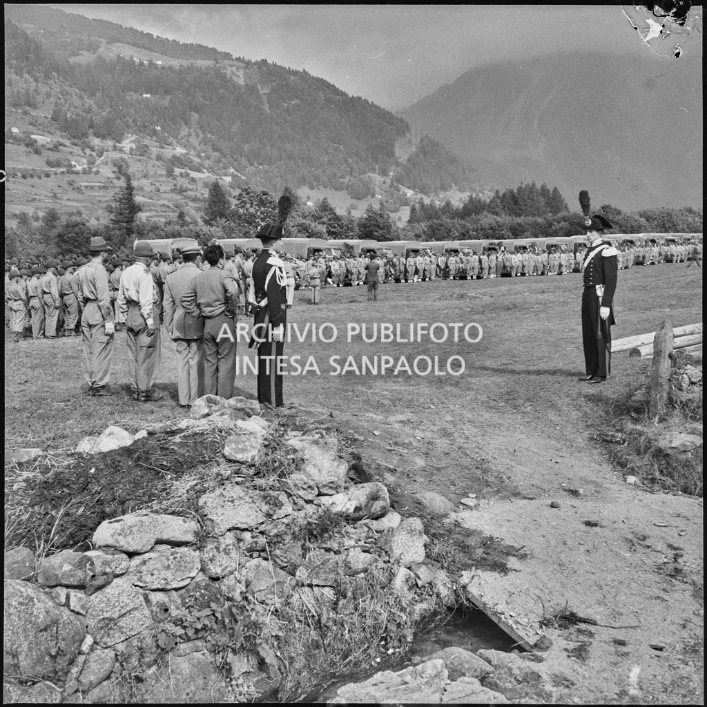 Autocarri dell'esercito pronti per il ritorno a casa delle salme degli Alpini vittime della tragedia del passo del Gavia al termine del funerale e del corteo funebre svoltisi a Ponte di Legno<br>222179