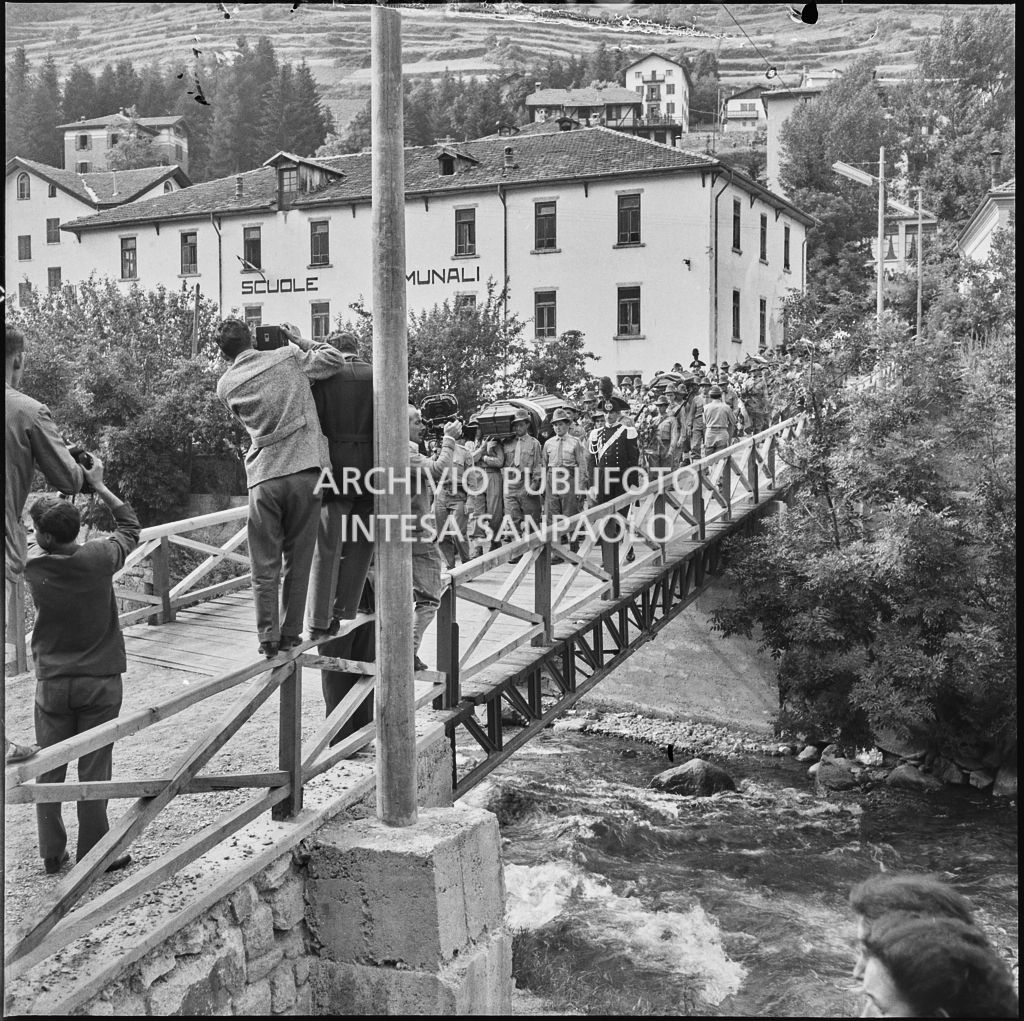 Corteo funebre degli Alpini morti nella tragedia del passo del Gavia per le strade di Ponte di Legno; in primo piano alcuni fotoreporter<br>222182