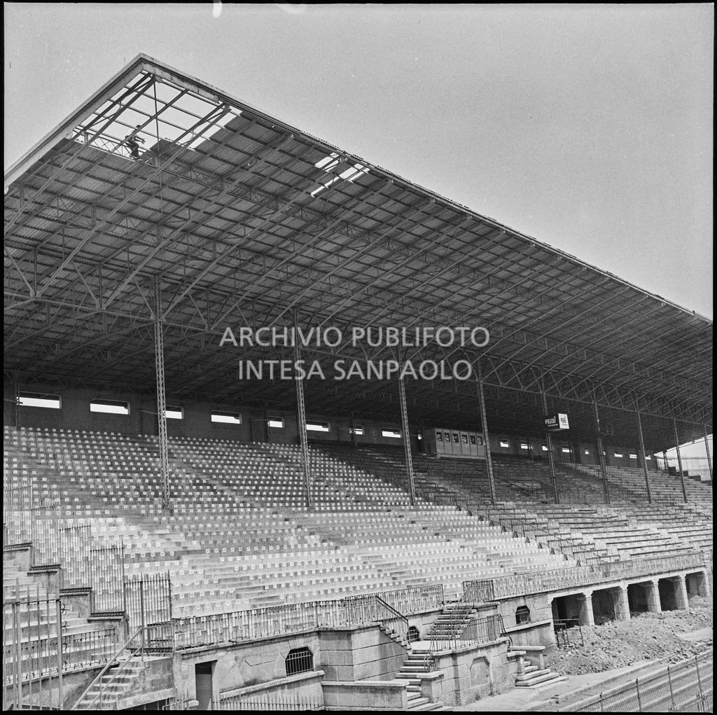 Costruzione della tettoia di uno impianto sportivo a Milano<br>222189