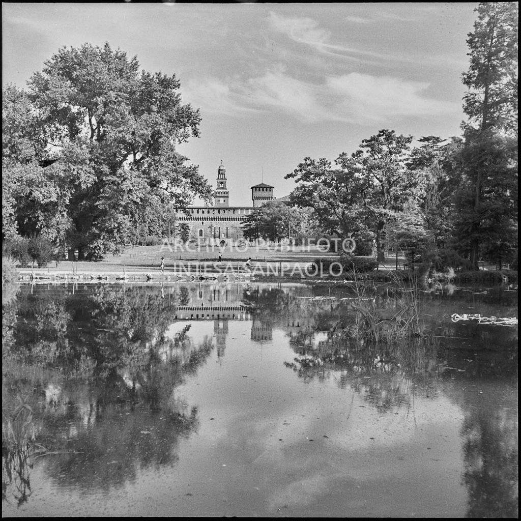 Vista sul Castello sforzesco dal Parco Sempione di Milano<br>222191