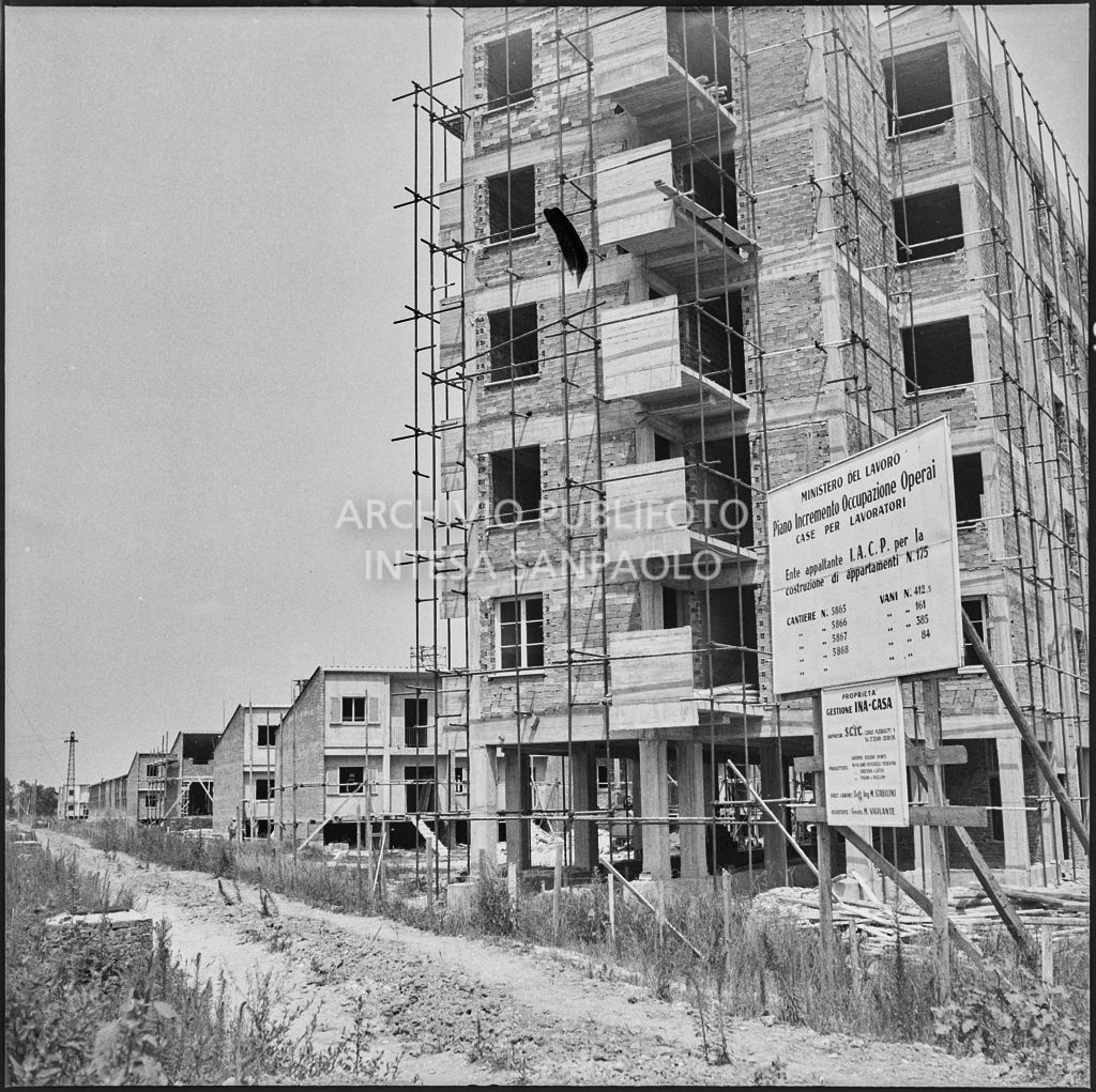 Costruzione di case popolari a Milano<br>222195