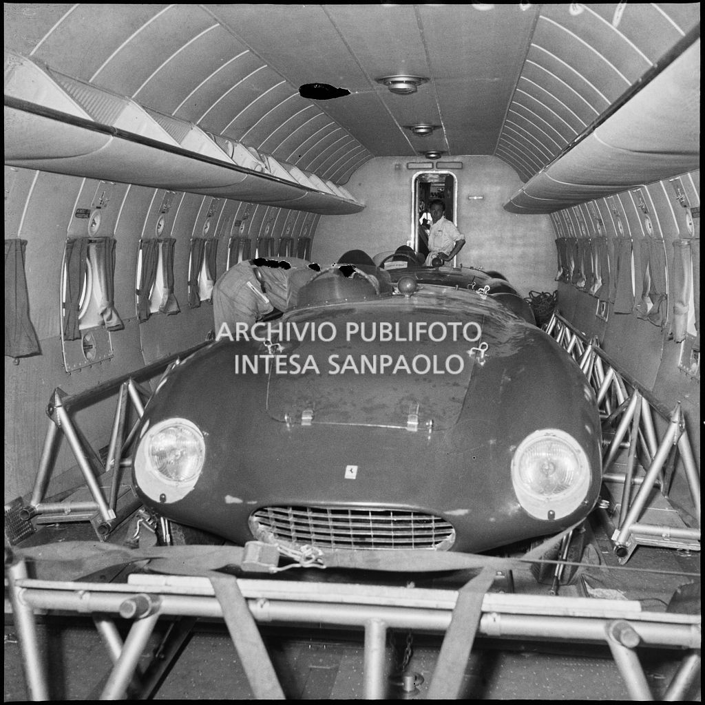 Due automobili Ferrari su un aereo della KLM in partenza dall'aeroporto di Malpensa<br>222199
