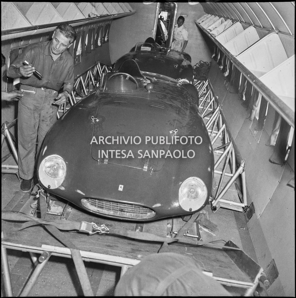 Due automobili Ferrari su un aereo della KLM in partenza dall'aeroporto di Malpensa<br>222200