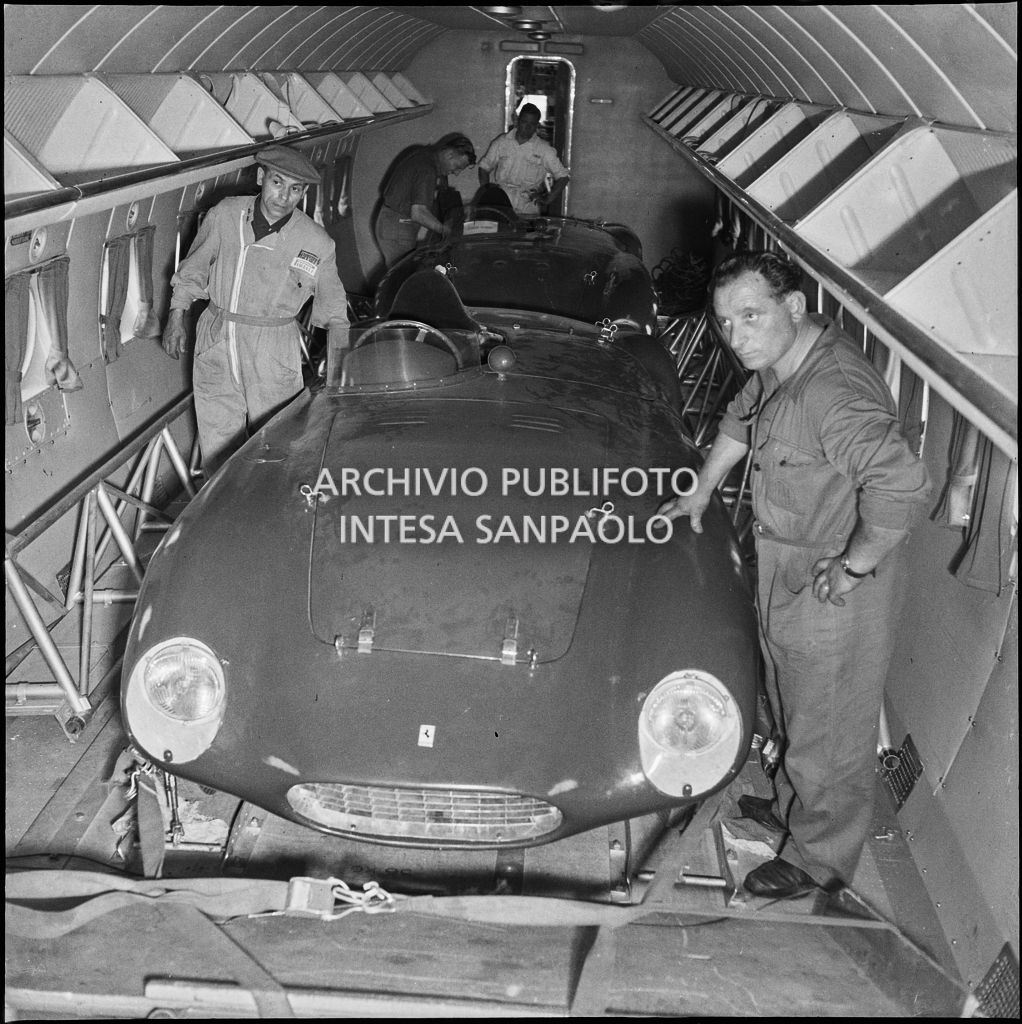 Due automobili Ferrari su un aereo della KLM in partenza dall'aeroporto di Malpensa<br>222201
