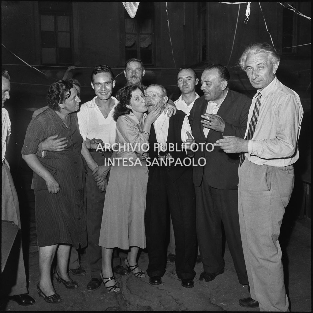 Festeggiamenti per l'84° compleanno di Alfredo Gavazzi in un cortile di Milano<br>222202