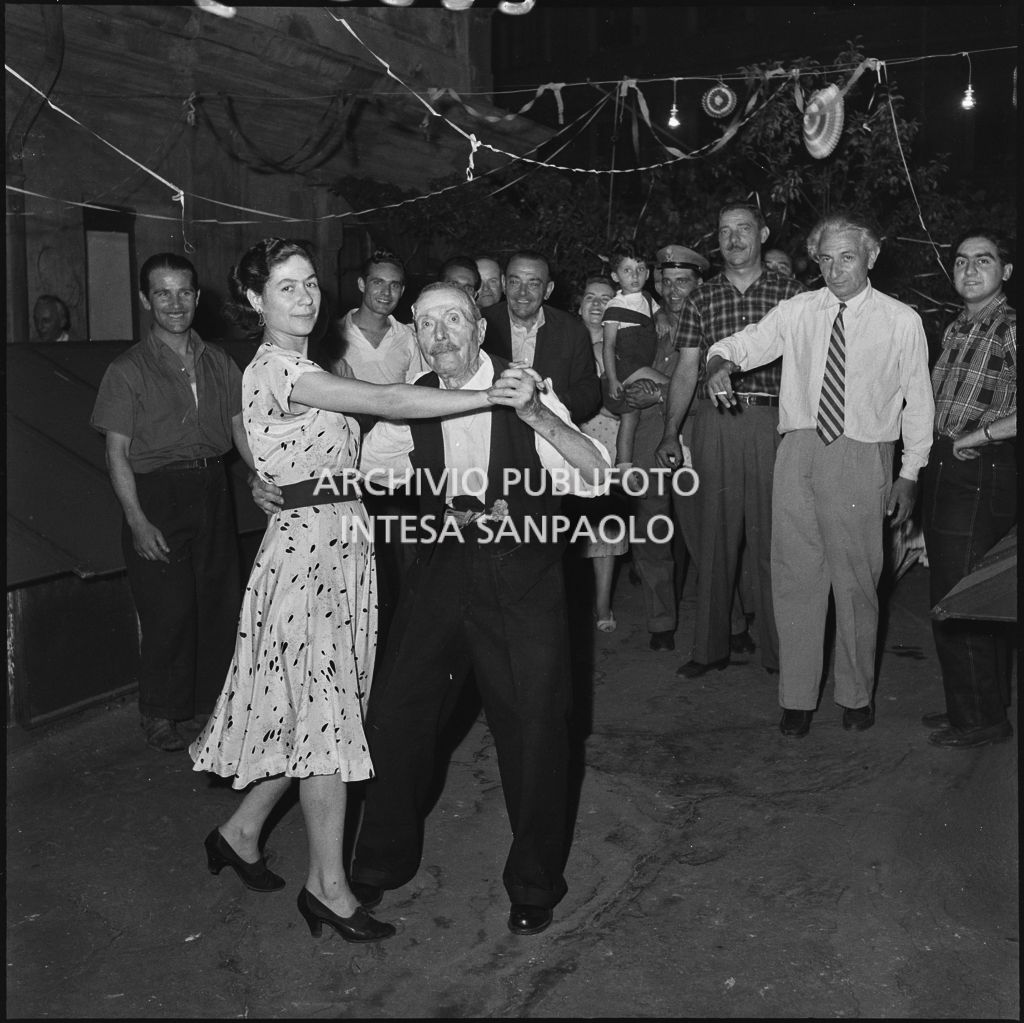 Alfredo Gavazzi balla con una ragazza in occasione dei festeggiamenti per il suo 84° compleanno in un cortile di Milano<br>222203