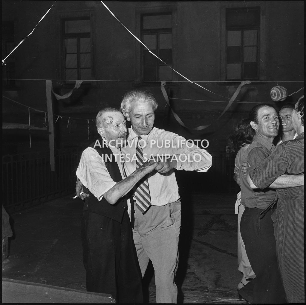 Alfredo Gavazzi balla con un uomo in occasione dei festeggiamenti per il suo 84° compleanno in un cortile di Milano<br>222204